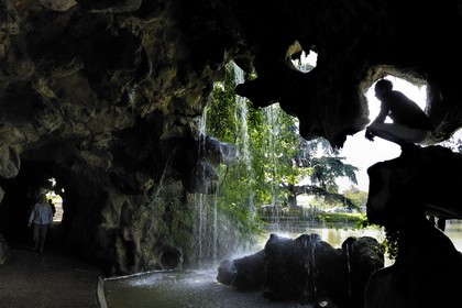 France, Paris (75), le Bois de Boulogne, la Grande Cascade derrière l'Etang des Reservoirs
