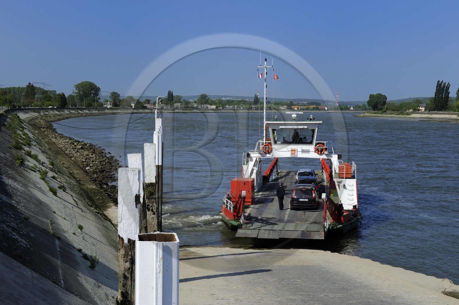 France, Seine-Maritime (76), Port Jumièges, bac effectuant la traversée de la Seine