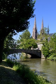 France, Bas-Rhin (67), Strasbourg, quartier de la Neustadt datant de la periode allemande, l'Eglise Saint-Paul, ancienne église de garnison protestante (1897) et le pont Kennedy aussi appelé pont des 4 géants sur la rivière l'ill