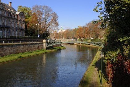 France, Bas-Rhin (67), Strasbourg, les bords de l'ill et la passerelle des Juifs