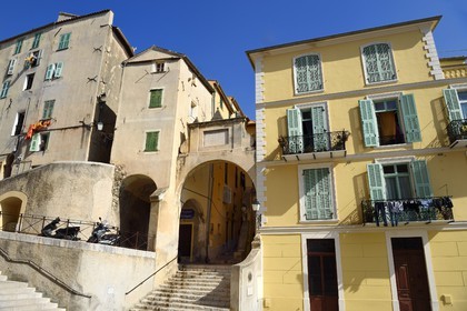 France, Alpes-Maritimes (06), Menton, la vieille ville, le parvis Saint-Michel, départ de la rue Mattoni sous le porche