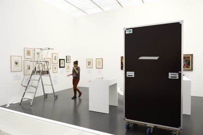 France, Moselle (57), Metz, quartier de l'Amphithéâtre, le Centre Pompidou-Metz, centre d'art conçus par les architectes Shigeru Ban et Jean de Gastines, installation de l'exposition de Hans Richter