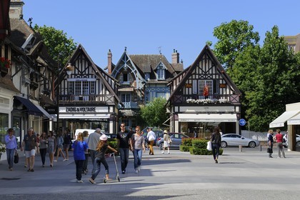 France, Calvados (14), Pays d'Auge, Deauville, boutiques de luxe rue du Casino