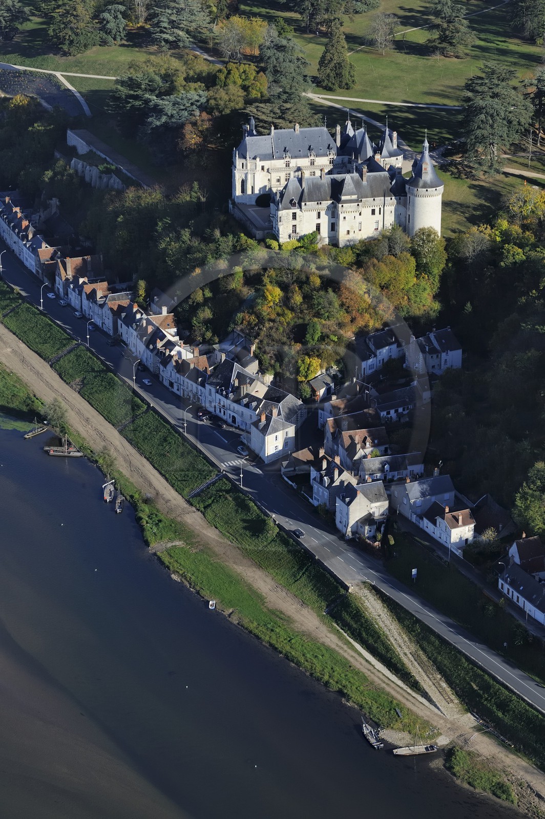 France, Loir-et-Cher (41), Vallée de la Loire classée Patrimoine Mondial de l'UNESCO, château de Chaumont-sur-Loire (vue aérienne)