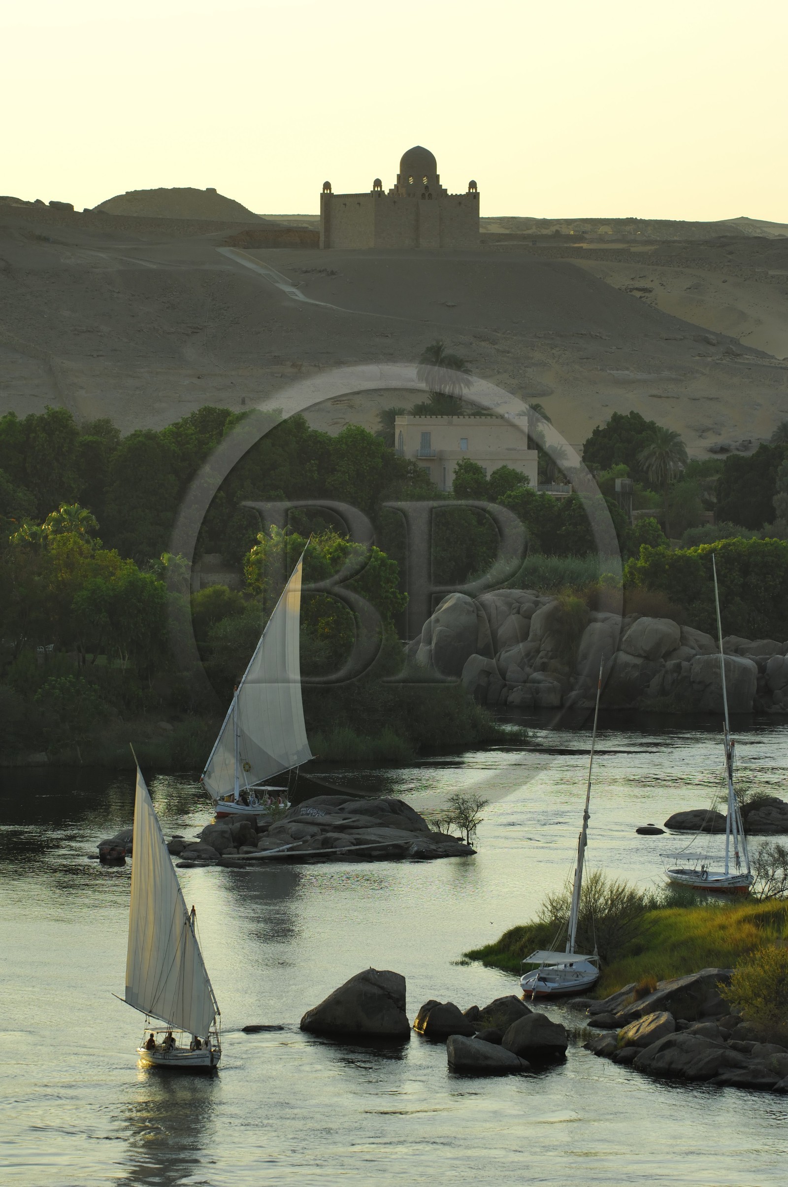 Egypte, Haute Egypte, Nubie, vallée du Nil, Assouan, mausolée de l'Agha Khan sur la rive ouest dominant la première cataracte et felouques