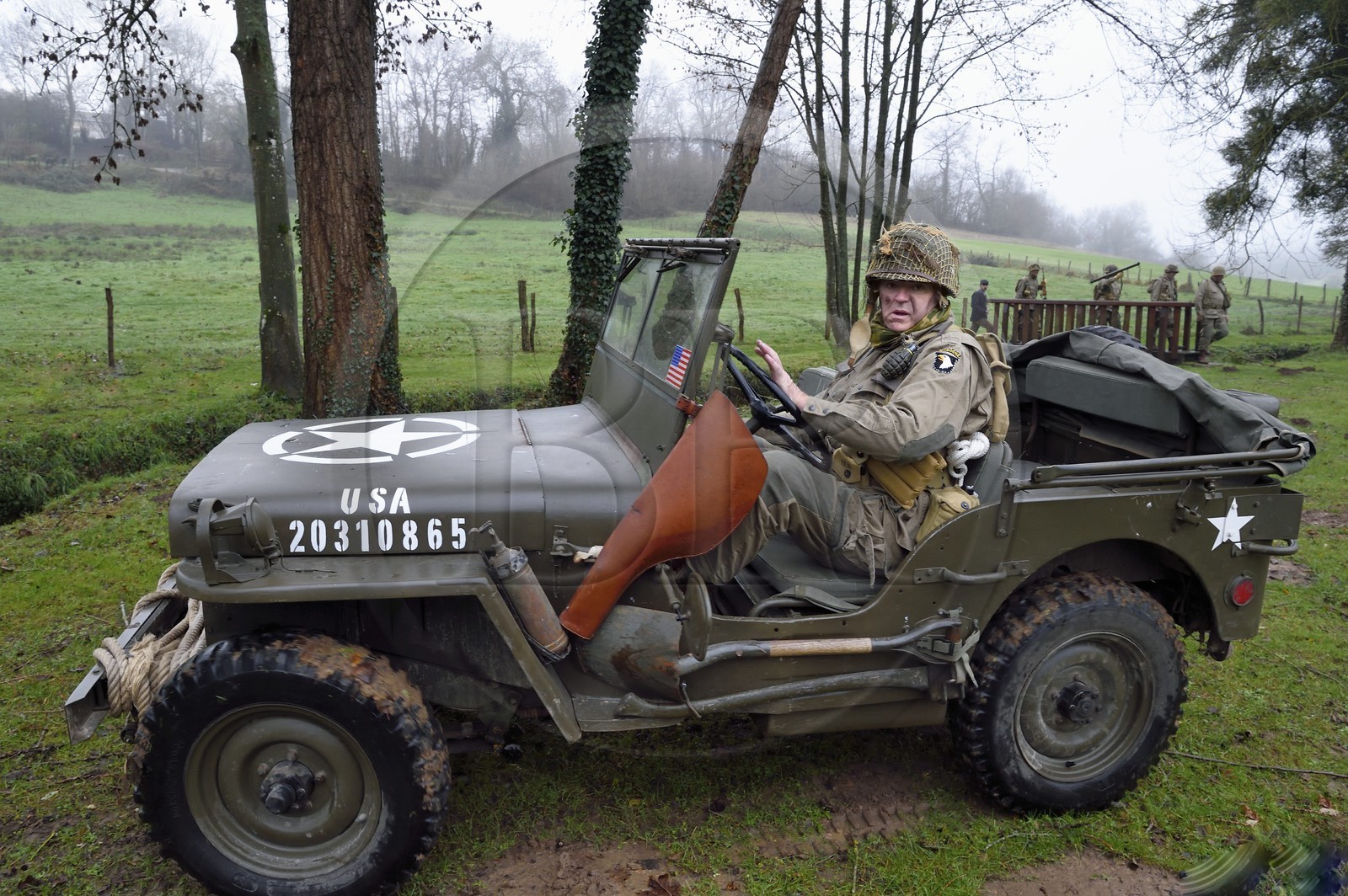 France, Eure (27), Sainte-Colombe-prés-Vernon, Allied Reconstitution Group (association de reconstitution historique de la 2éme Guerre Mondiale américain et Maquis), reconstitueur en uniforme de la 101e division aéroportée US conduisant une jeep Willys