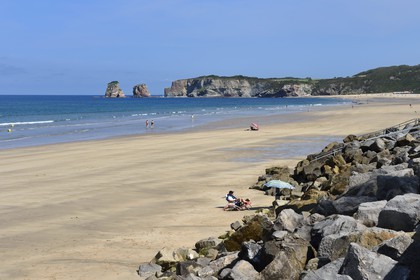 France, Pyrénées-Atlantiques (64), la côte du Pays-Basque, Hendaye, les rochers dits les jumeaux au bout de la plage d'Hendaye constituent le prolongement de la Corniche Basque