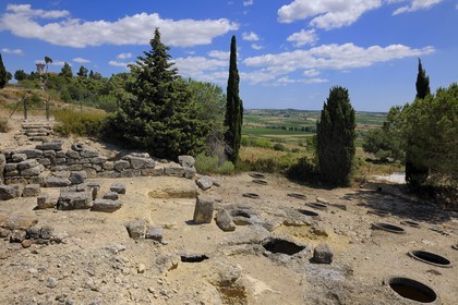France, Hérault (34), Nissan-lez-Ensérune, l' oppidum d'Ensérune est un site archéologique comprenant les vestiges d'un village antique entre le VIe siècle av. J.-C. et le Ier siècle après J.-C., silos qui ont servis de stockage des denrées