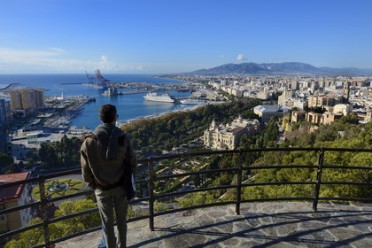 Espagne, Andalousie, Malaga,  vue générale sur le port, l'hotel de ville, la Alcazaba et la cathédrale