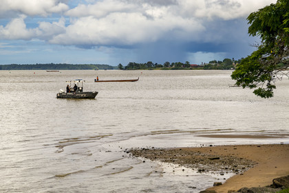 France, Guyane, Saint-Laurent-du-Maroni, bateau de la police nationale et pirogue sur le fleuve Maroni, frontière naturelle avec le Suriname en arrière plan