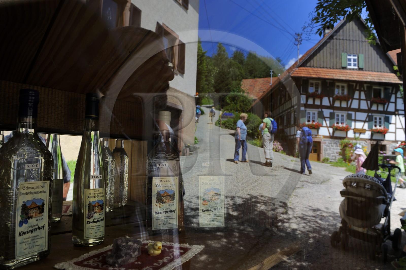 Allemagne, Forêt Noire, Schwartzwald, Bade-Würtemberg, Ottenhöffen, Schnapsbrunnen – fontaine à schnaps,  une eau-de-vie en self-service dans une fontaine