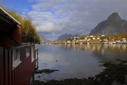 Norvège, Nordland, Iles Lofoten, ile de Moskenesoy, rorbue (maison de pêcheurs) dans le village de Reine
