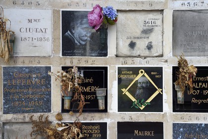 France, Paris (75), cimetière du Père-Lachaise, stèles du colombarium