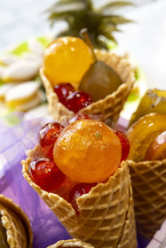 France, Bouches-du-Rhône (13), Parc Naturel Régional des Alpilles, Saint-Rémy-de-Provence, Maison Lilamand, confiserie traditionnelle de fruits confits et calissons, réalisation avec de la poire, figue de barbarie, orange, cerise et clémentine