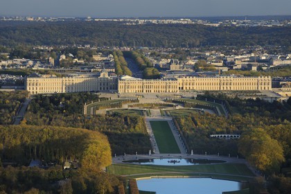 France, Yvelines (78), parc du château de Versailles, classé Patrimoine Mondial de l'UNESCO, le Grand Canal (vue aérienne)