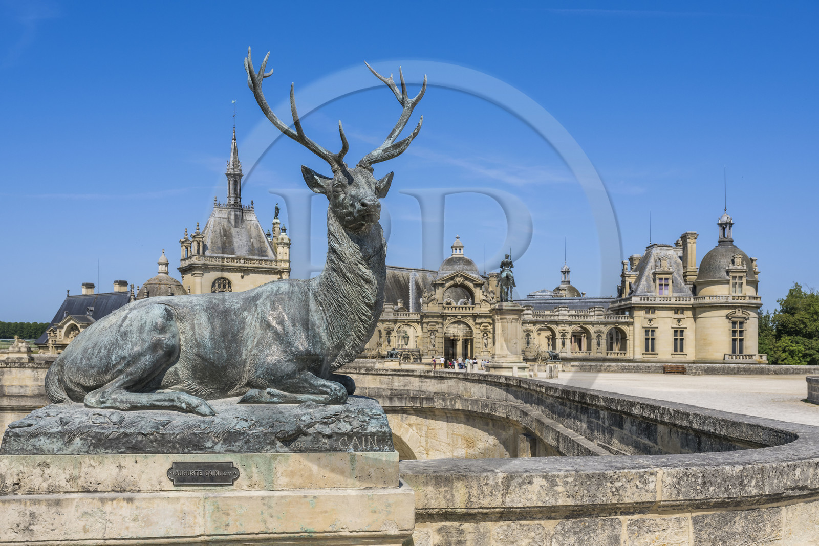 France, Oise (60), Chantilly, le chateau de Chantilly et musée Condé, terrasse du Connétable, cerf assis oeuvre du sculpteur Auguste Cain