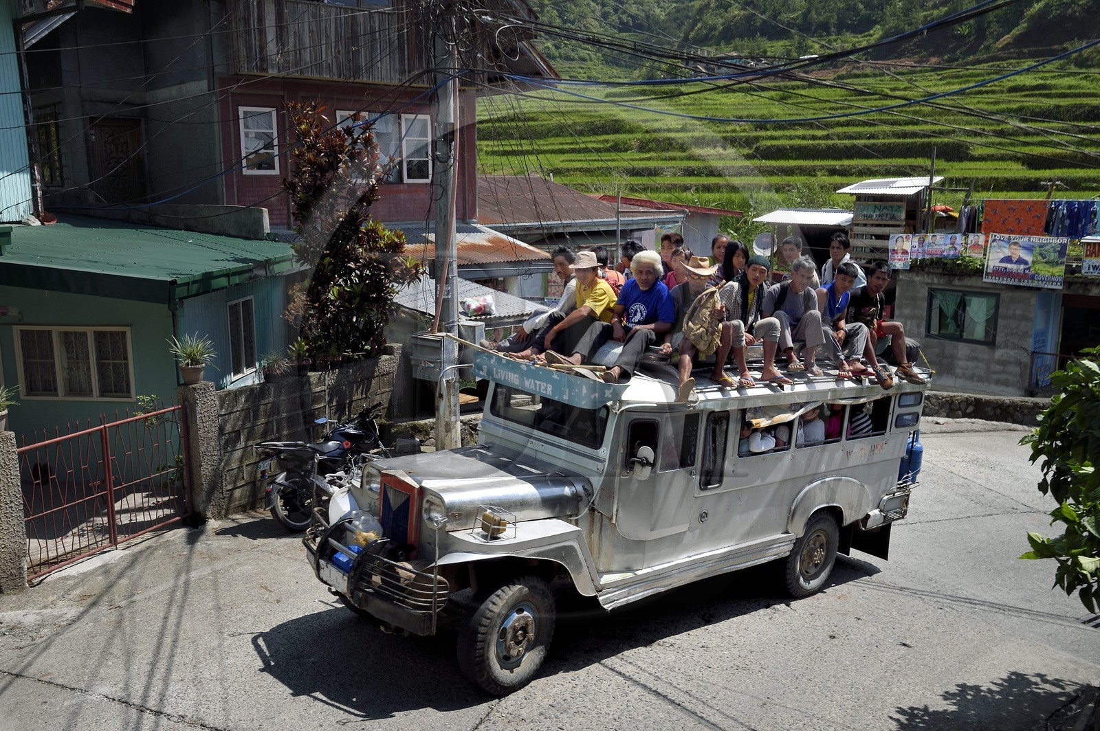 Philippines, province d'Ifugao, ville de Banaue, jeepney (jeep allongée pour le transport de passagers) dans la rue principale, passagers sur le toit