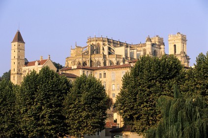 France, Gers (32), Auch, la cathédrale Sainte-Marie et la tour d'Armagnac dans la ville haute