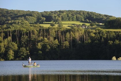 France, Nièvre (58), lac de Pannecière, pêche à la ligne en soirée