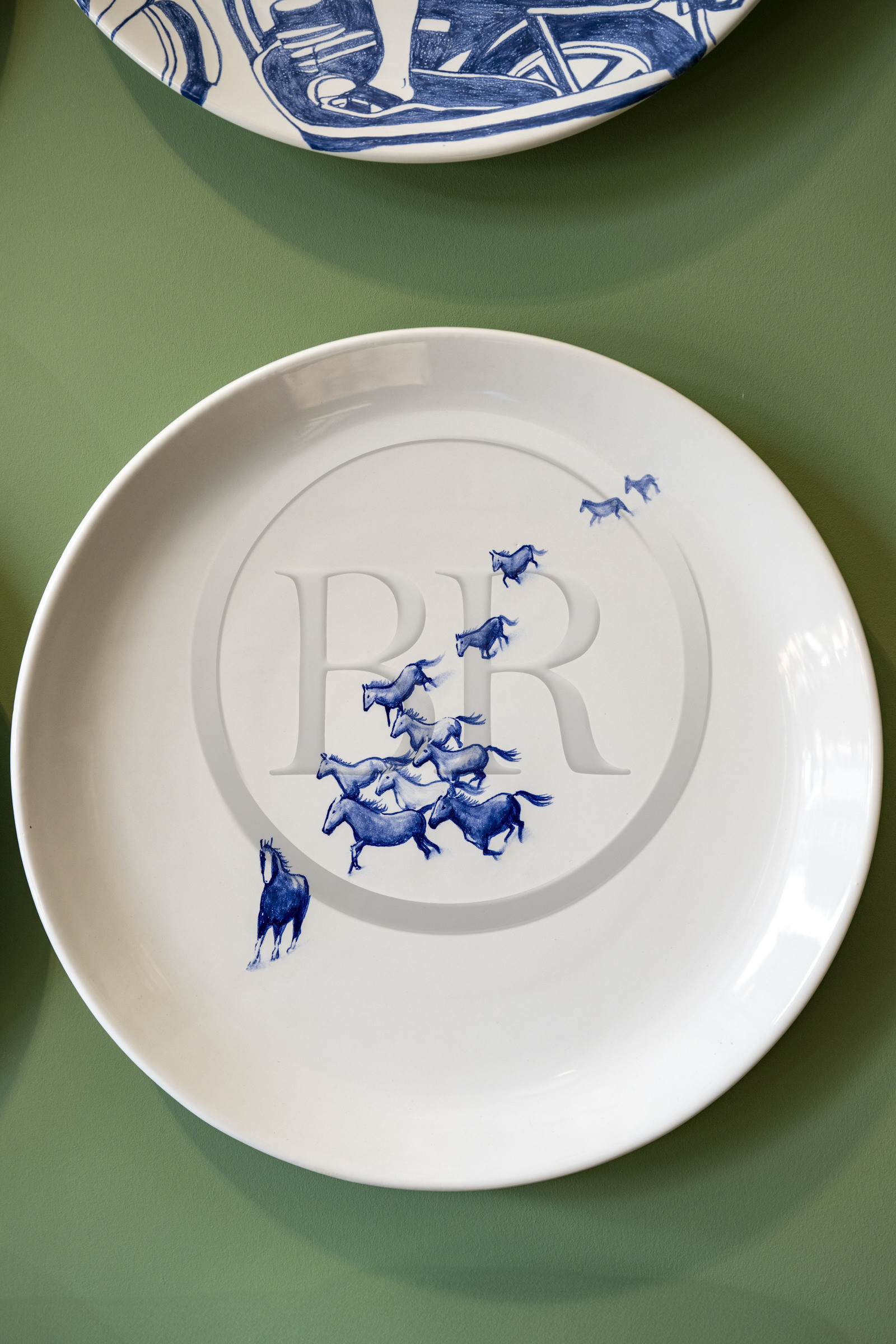 France, Nièvre (58), Nevers, Faïencerie Georges, faïences contemporaines mettant en scène animaux marins, ciels étoilés et randonneurs