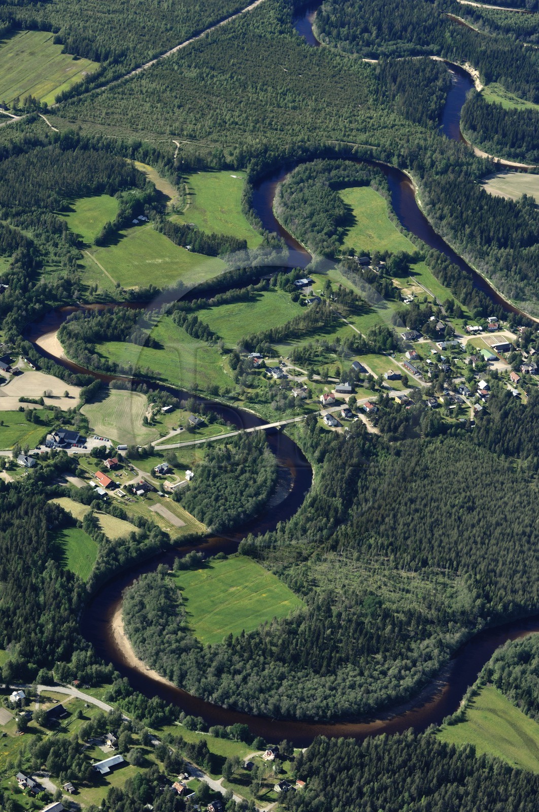 Suède, Vasterbottens, la rivière Lögde vers son embouchure dans la mer baltique traversant le village de Lögdea (vue aérienne)
