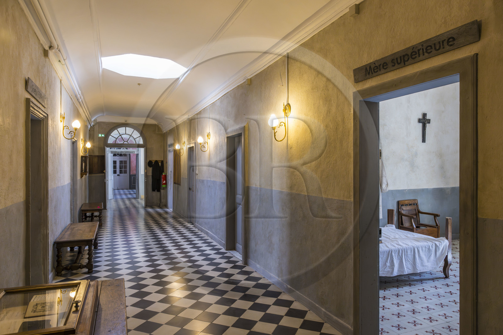 France, Bouches-du-Rhône (13), Parc Naturel Régional des Alpilles, Saint-Rémy-de-Provence, monastère Saint-Paul-de-Mausole, l'asile psychiatrique historique la Maison de santé Saint-Paul où Van Gogh fût interné en 1889-1890, couloir et chambre de la mère supérieure