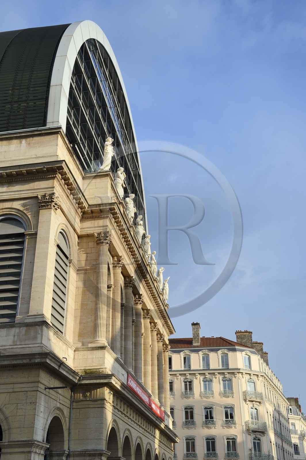 France, Rhône (69), Lyon, site historique classé Patrimoine Mondial de l'UNESCO, façade de l'opéra de Lyon par l'architecte Jean Nouvel, les muses du fronton