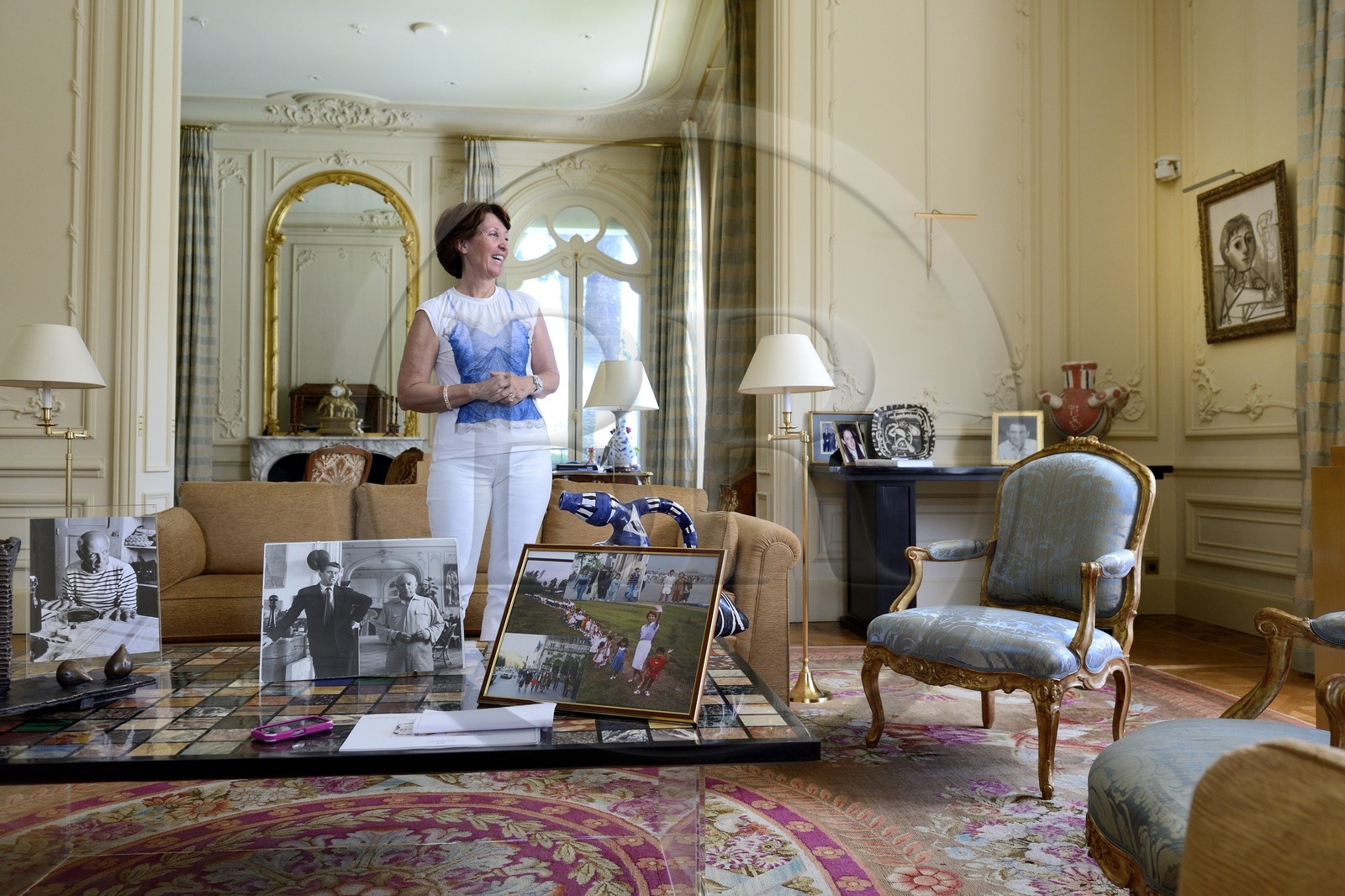 France, Alpes-Maritimes (06), Cannes, la villa La Californie où vécu Pablo Picasso, aujourd'hui renommé le Pavillon de Flore par Marina Picasso, Marina Picasso petite fille de Picasso dans le salon