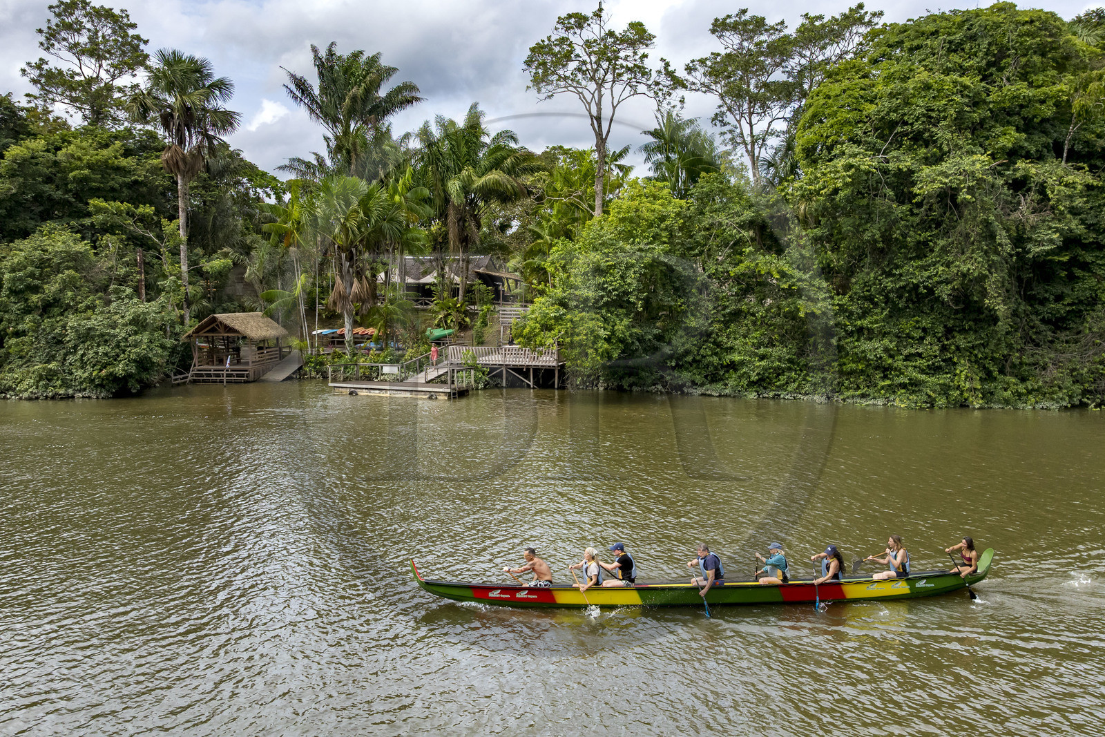 France, Guyane, Kourou, Camp Maripas, course de deux pirogues P12 (pirogue traditionnelle Guyanaise adaptée en résine) sur le fleuve Kourou (vue aérienne)