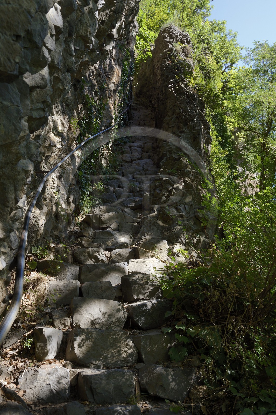 France, Ardèche (07), Parc Naturel Régional des Monts d'Ardèche, Thueyts, escalier taillé dans la roche reliant l'Ardèche au village