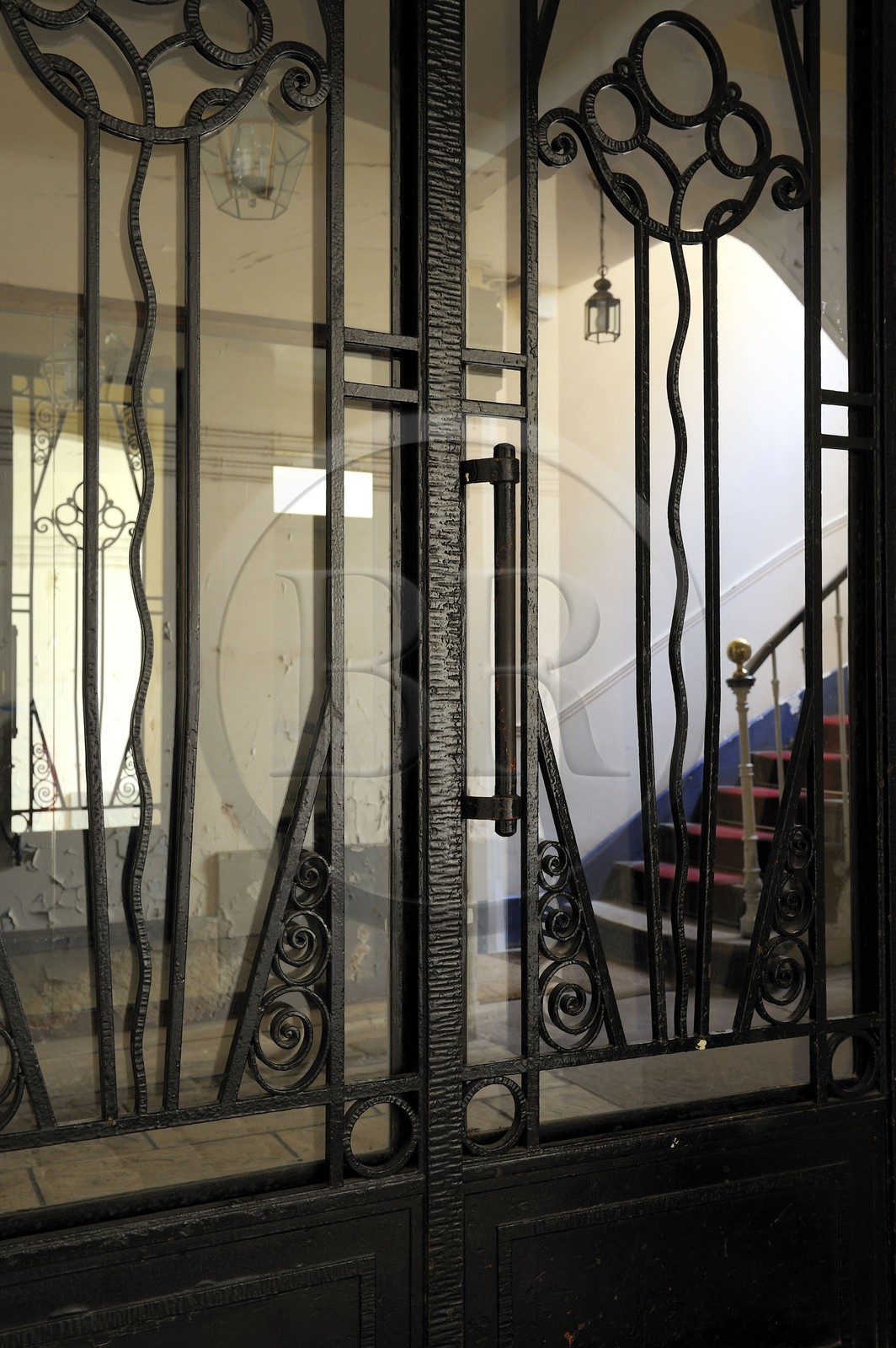 France, Paris (75), Montmartre, porte d'entrée du n° 54 rue Lepic le peintre Vincent Van Gogh et son frère Théo habitèrent au troisième étage de 1886 à 1888