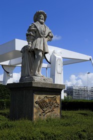 France, Seine-Maritime (76), Le Havre, Centre-ville reconstruit du Havre par Auguste Perret classé Patrimoine Mondial de l'UNESCO, statue de François Ier fondateur de la ville près du pont levis du bassin du roi