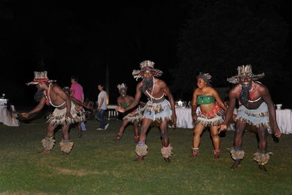 Tanzanie, Dar es-Salaam hôtel Mövenpick, spectacle de danses traditionnelles dans les jardins