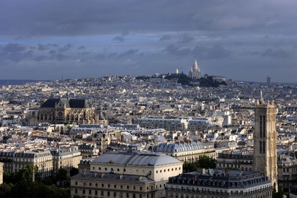 France, Paris (75), la Tour Saint-Jacques et le Sacré-Cœur sur la colline de Montmartre