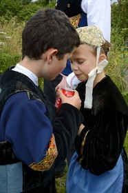 France, Finistère (29), Locronan, procession de la petie Troménie, petite pause à la chapelle ti ar sonj au sommet de la montagne Saint-Ronan