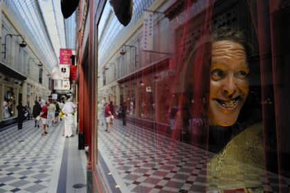 France, Paris (75), Passage Jouffroy avec une vitrine du musée Grévin