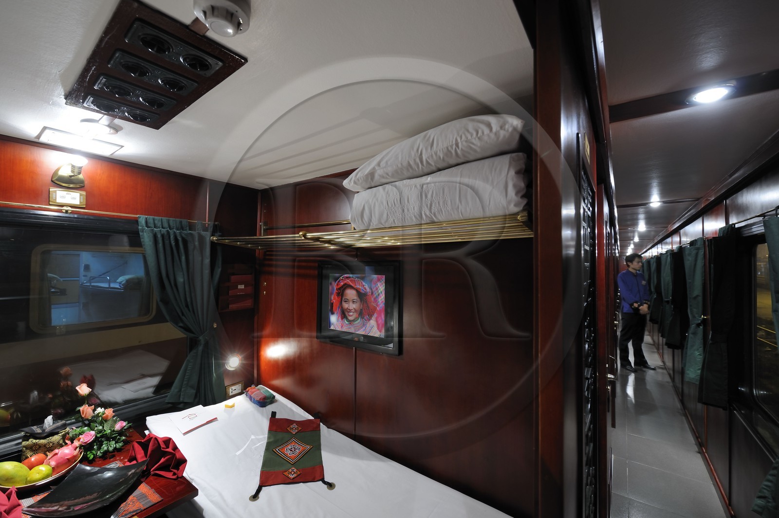 Vietnam, train de Hanoï à Lao Cai, wagon de luxe du Victoria Express, les couchettes du wagon lit