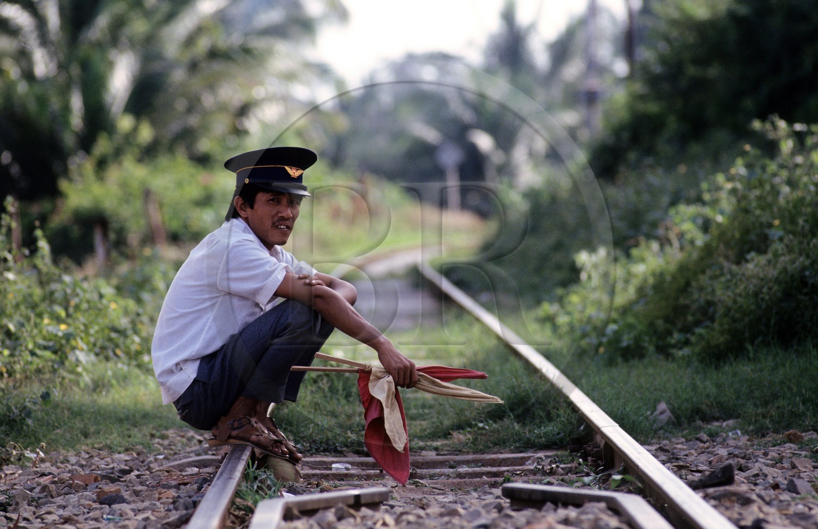 Vietnam, gardien de passage à niveau sur la ligne de chemin de fer principale allant de Saïgon à Hanoi