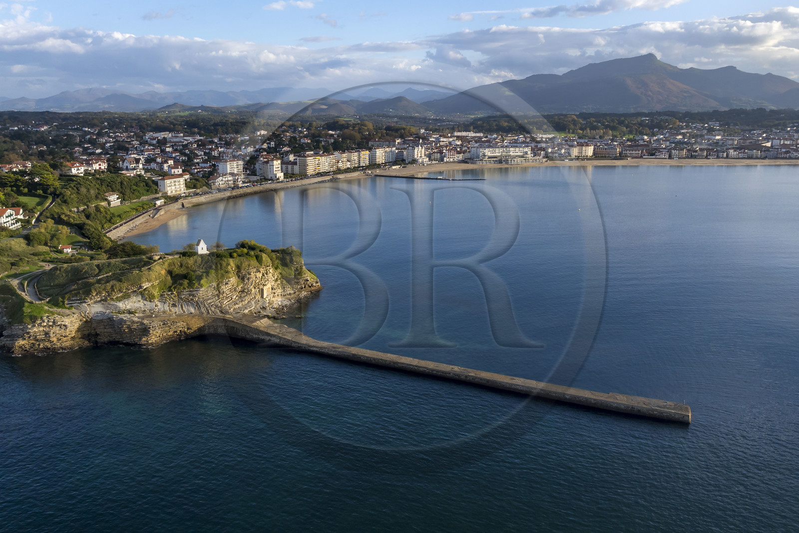 France, Pyrénées-Atlantiques (64), la côte du Pays-Basque, Saint-Jean-de-Luz, la digue de Sainte-Barbe à l'entrée de la baie de Saint-Jean-de-Luz, la Grande Plage et la montagne de La Rhune en arrière plan (vue aérienne) France, Pyrénées-Atlantiques (64), la côte du Pays-Basque, Saint-Jean-de-Luz, la digue de Sainte-Barbe à l'entrée de la baie de Saint-Jean-de-Luz, la Grande Plage et la montagne de La Rhune en arrière plan (vue aérienne)