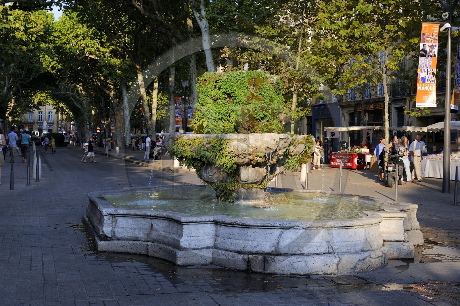 France, Bouches-du-Rhône (13), Aix-en-Provence, fontaine sur le Cours Mirabeau