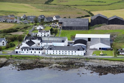 Royaume-Uni, Ecosse, Hébrides intérieures, Ile de Islay, Bruichladdich, distillerie de whisky Bruichladdich (vue aérienne)