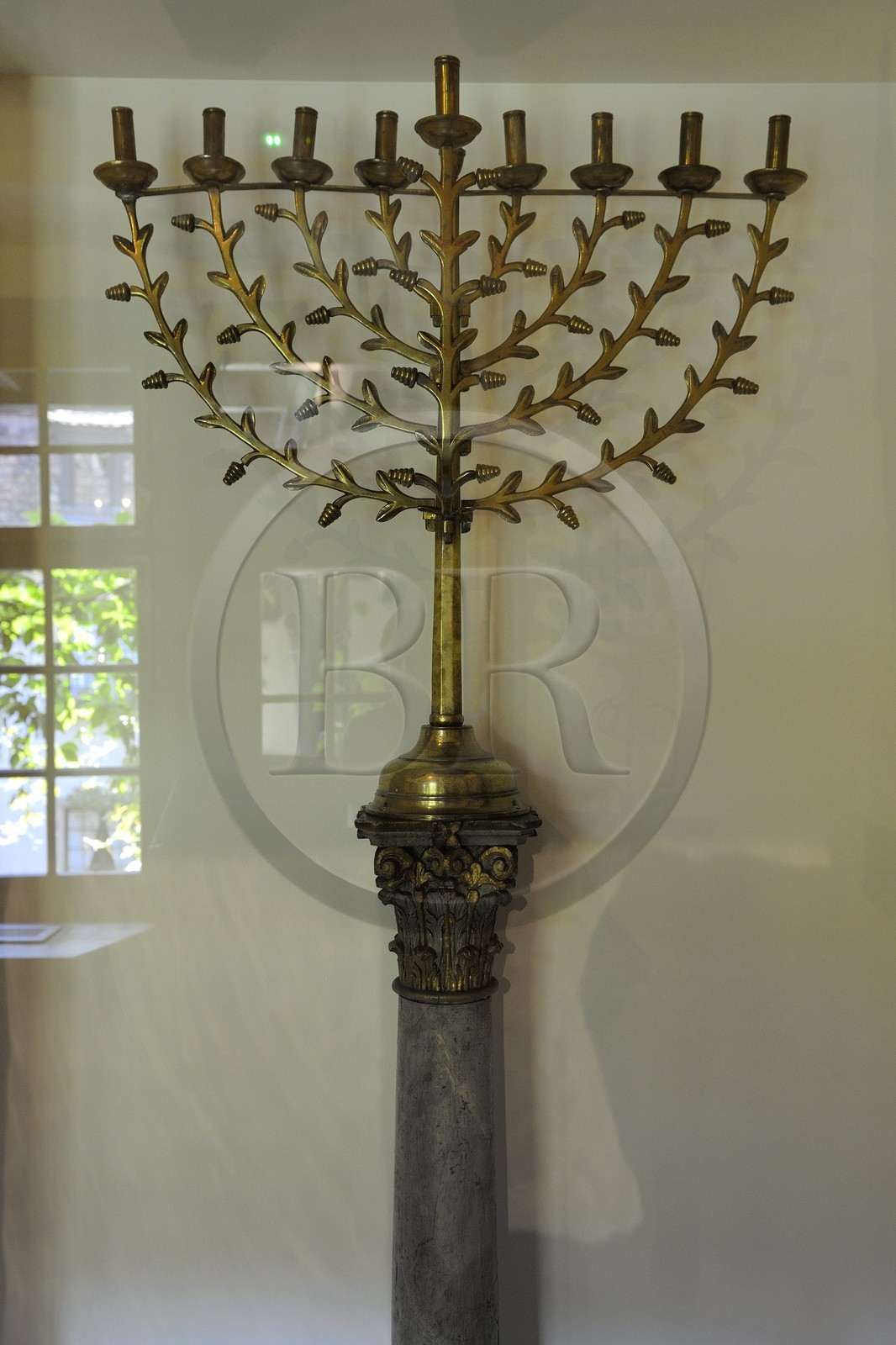 France, Bas-Rhin (67), Strasbourg, vieille ville classée au Patrimoine Mondial de l'UNESCO, le musée Alsacien, chandelier de synagogue fin du XVIIIème siècle utilisé pour Hanoucca