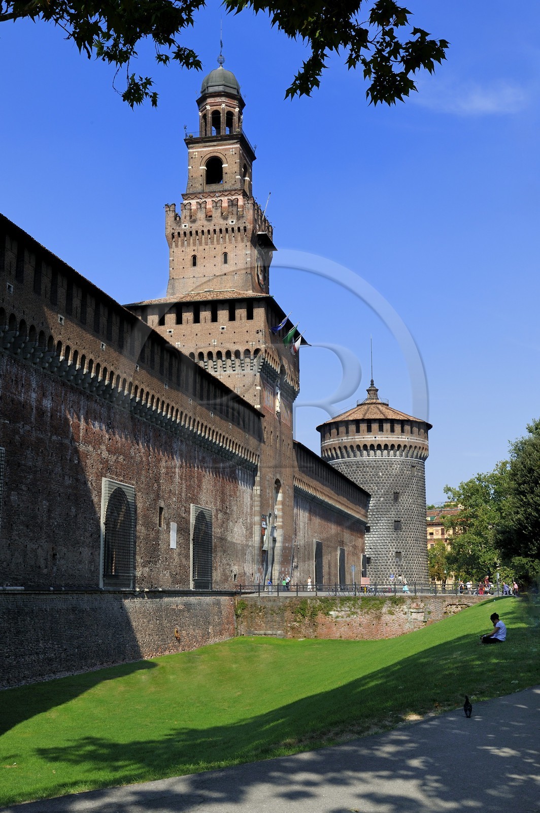 Italie, Lombardie, Milan, le Castello Sforzesco (château des Sforza), construit au XVe siècle par le duc de Milan Francesco Sforza, Torre del Filarete, la tour de l'architecte Antonio di Pietro Averlino (ou Averulino) dit le Filarète Italie, Lombardie, Milan, le Castello Sforzesco (château des Sforza), construit au XVe siècle par le duc de Milan Francesco Sforza, Torre del Filarete, la tour de l'architecte Antonio di Pietro Averlino (ou Averulino) dit le Filarète
