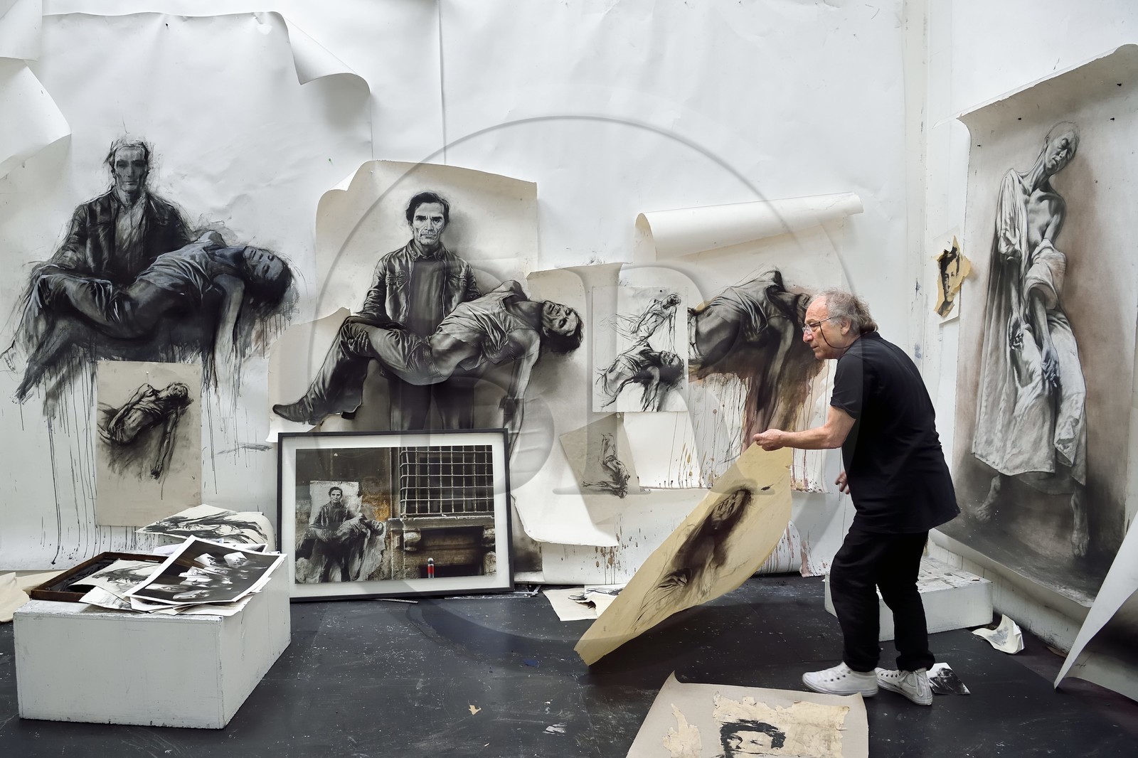 France, Ivry-sur-Seine (94), l'artiste plasticien Ernest Pignon-Ernest dans son atelier