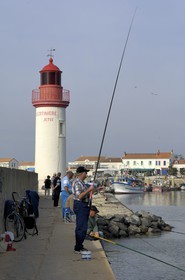 France, Charente-Maritime (17), Ile d'Oléron, phare du port de la Cotinière, pêcheurs