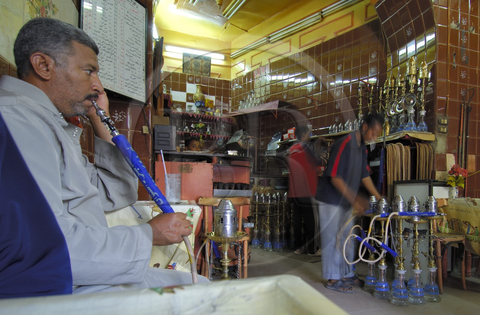 Egypte, Haute Egypte, Nubie, vallée du Nil, Assouan, le souk, fumeur de narguilé