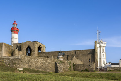 France, Finistère (29), Plougonvelin, la Pointe de Saint-Mathieu, départ du Chemin de Saint-Jacques de Compostelle, le Phare de Saint-Mathieu construit en 1835, l'abbaye Saint-Mathieu de Fine-Terre et le sémaphore de 1906