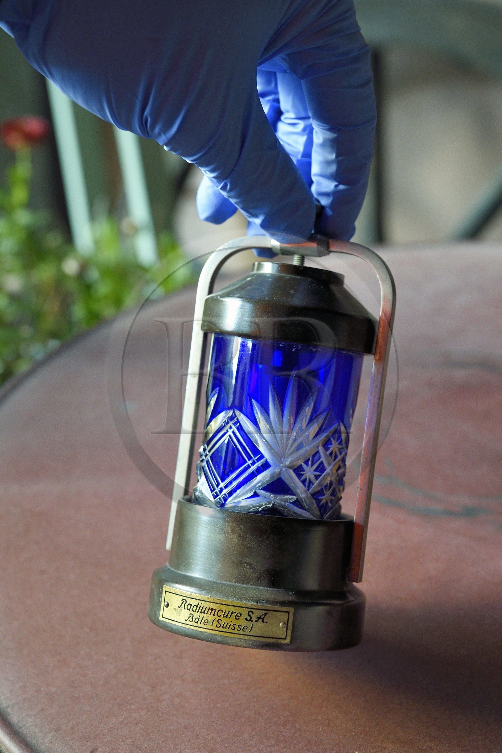 France, Bas-Rhin (67), Schiltigheim, fontaine au radium centenaire avant décontamination par des ingénieurs de l’Agence nationale pour la gestion des déchets radioactifs (Andra), verre d'eau dans lequel on faisait infuser une porcelaine irradiée au radium