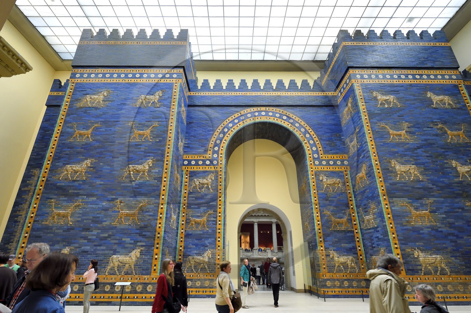 Allemagne, Berlin, l'Ile aux musées, classée Patrimoine Mondial de l'UNESCO, musée de Pergame (Pergamonmuseum), Porte d'Ishtar construite en -580 av. JC (empire néobabylonien) sur ordre du roi Nabuchodonosor II à Babylone (Irak)