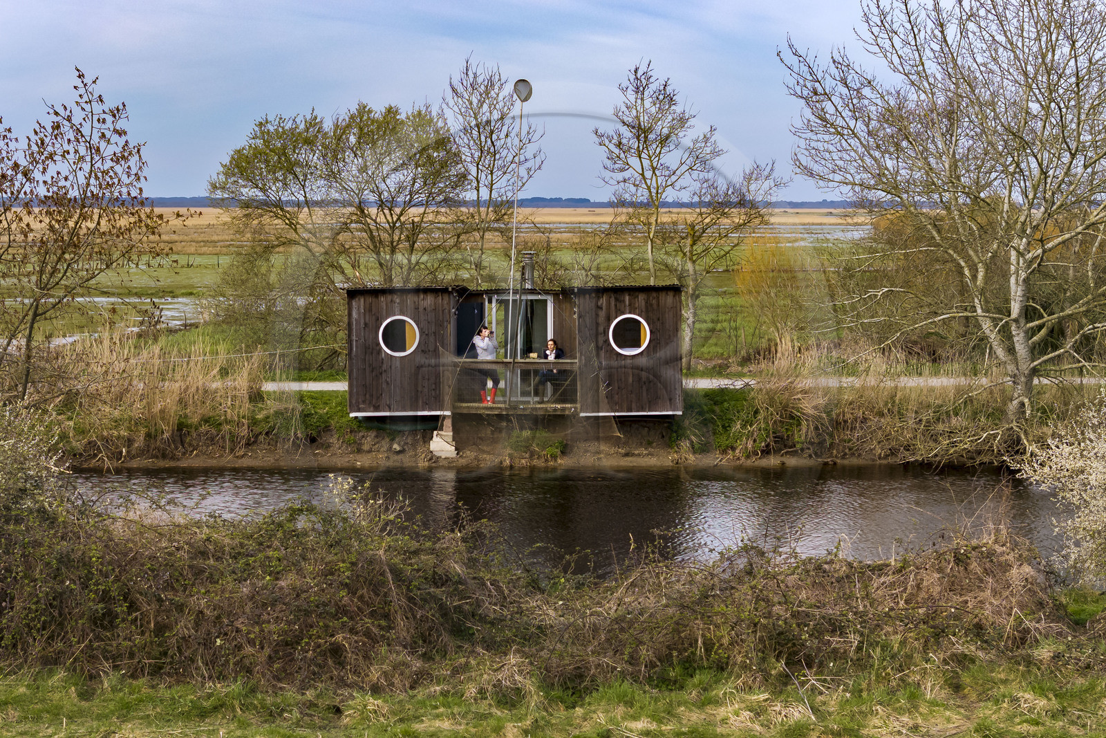 France, Loire-Atlantique (44), parc naturel regional de la Brière, Saint-Malo-de-Guersac, cabane gite Les Pêcheries Jumelles (vue aérienne)